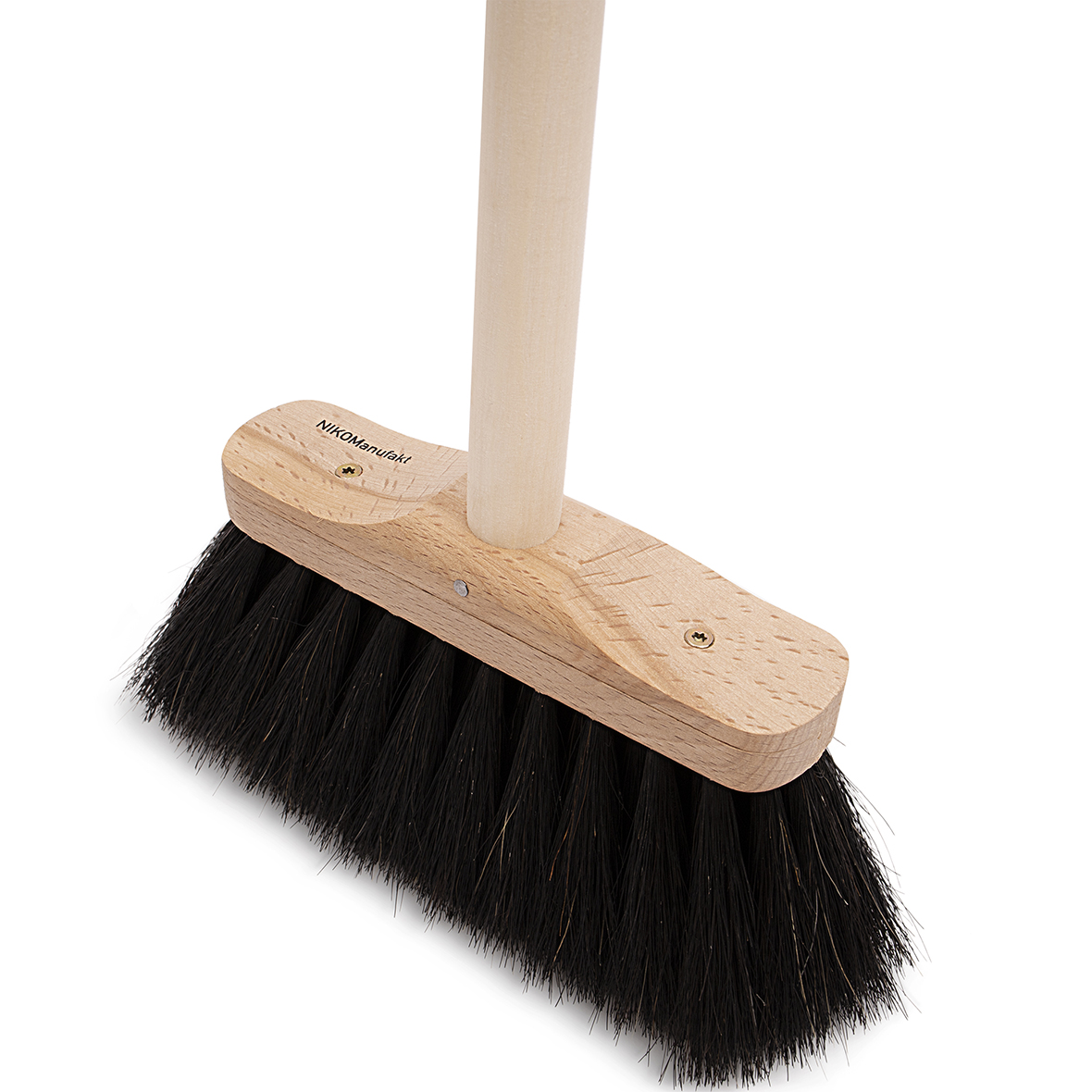 Nahaufnahme eines kleinen Besen mit schwarzen Borsten und einem langen Holzstiel.